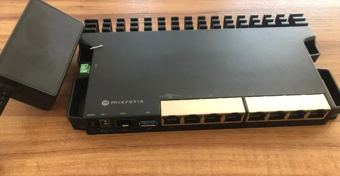 MikroTik RB5009UG+S+IN Roteador 10G SFP+ 2.5G Gigabit