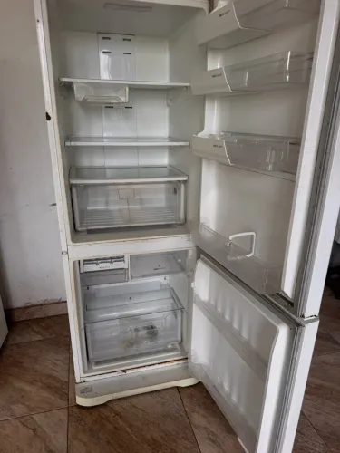 vendo 2 geladeiras e 1 freezer para desmanche 