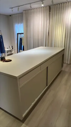 Mesa para loja de roupa com gavetas e portas de correr em MDF