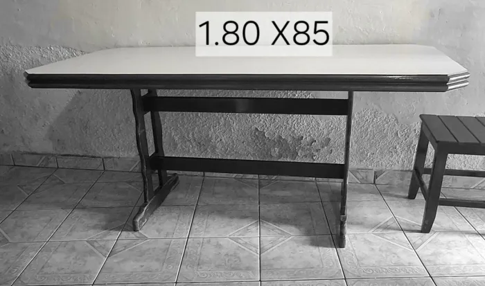 Mesa e cadeiras