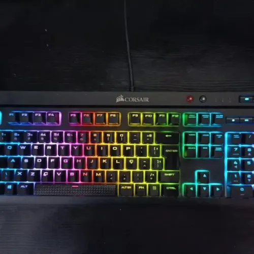 teclado mecânico gamer corsair k68, rgb, switch cherry mx red, abnt2