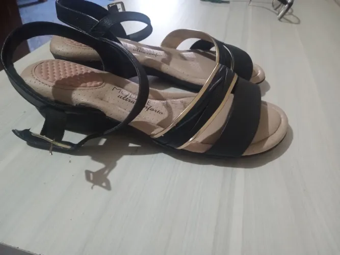 Vende se este calçado 