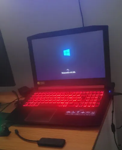 Vendo notebook acer nitro 5 gtx 1050 com detalhes na carcaça mas funcionando normalmente.