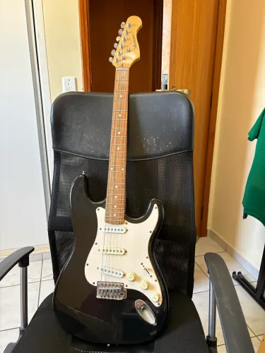 Guitarra Hurricane Preta F-200