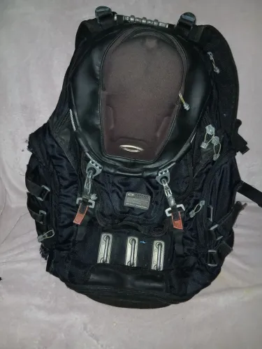 Mochila Oakley Kitchen Sink Stealth Black - Raridade Original obs detalhe do lado