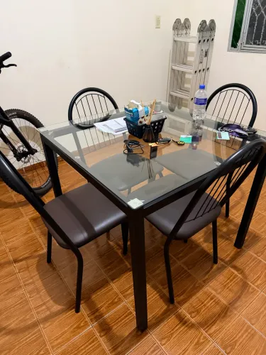 Mesa tampo de vidro com 4 cadeiras