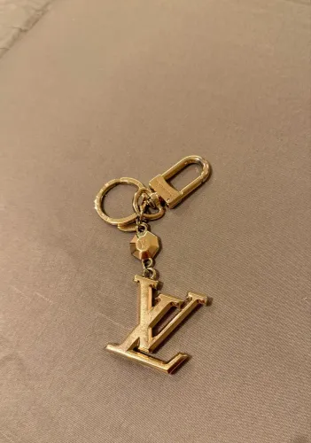 Chaveiro Louis Vuitton Facettes Dourado