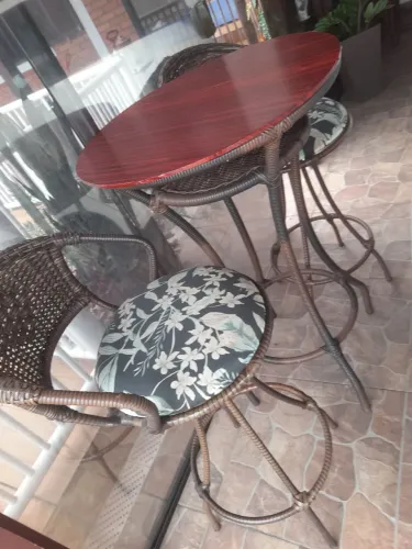 Mesa de vime com duas cadeiras giratórias
