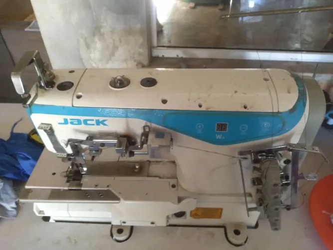 Máquina de costura  galoneira  jeke 
