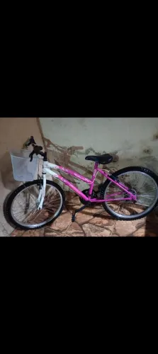 Bicicleta Aro 26 Track Bikes Feminina Rosa e Branca com Cesta