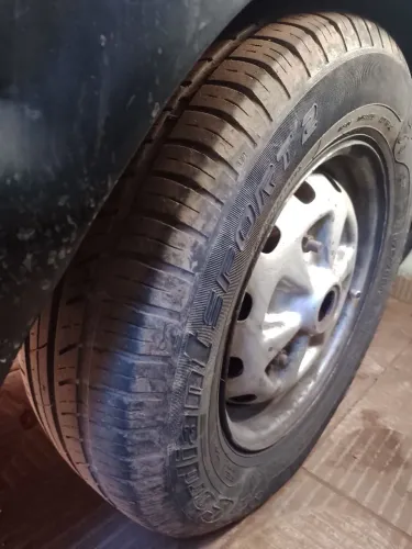 4 rodas aro 13 3 furos Ford c pneus meia vida 