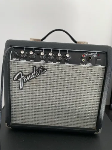 Caixa Fender 15G amplificador em excelente estado .