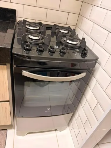 Fogão com forno Electrolux de 04 Bocas Efficient com Mesa Vidro Preto