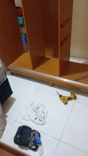 Trabalho com montagem de guarda-roupa
