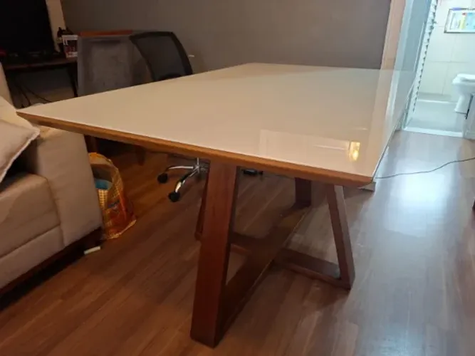 Mesa de Jantar com tampo de vidro e base de madeira maciça