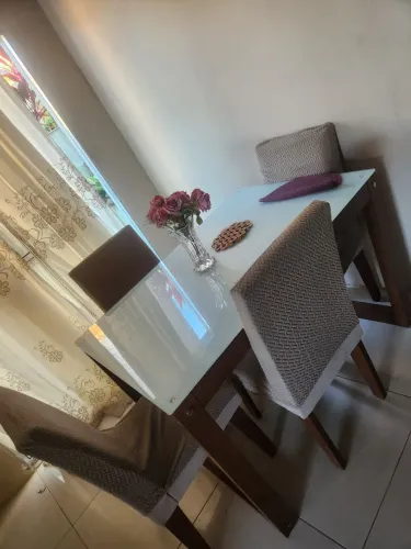 Mesa de jantar laqueada