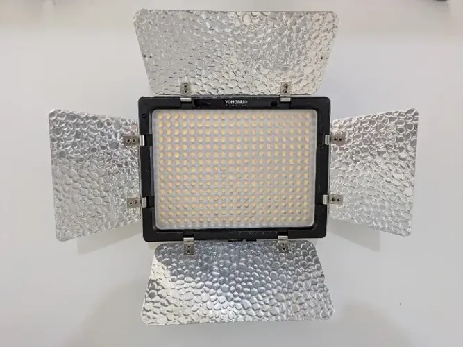 Iluminador Painel De Led Yongnuo Yn300 Ll Para Foto E Vídeo (Usado)