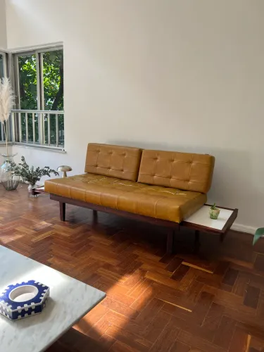 Sofá-cama Casa Gelli 1970 - sofá retrátil com bandejas laterais