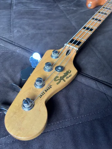 Contra baixo canhoto Squier Fender