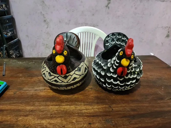 Galinha porta ovos em cerâmica. 60 reais a unidade.