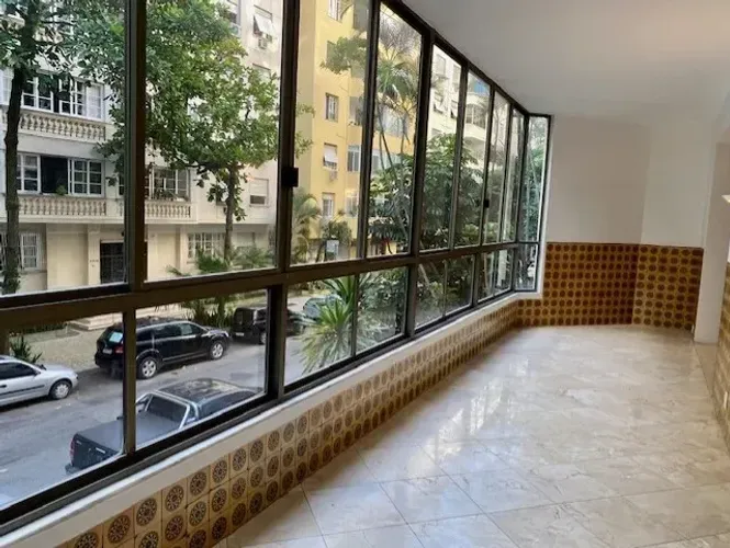 Apartamento 3 quartos à venda na Rua Gomez Carneiro, segunda quadra da praia de Ipanema.
