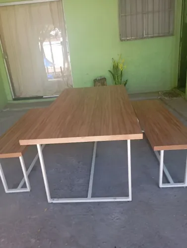 Mesa mais dois bancos medida 1x80 por 0x90