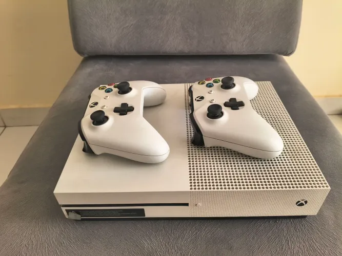 Xbox One S de 1TB USADO EM ÓTIMAS C9NFOCOES<br>HD 1TB <br>2 Controles Originais<br>Facilito entrega