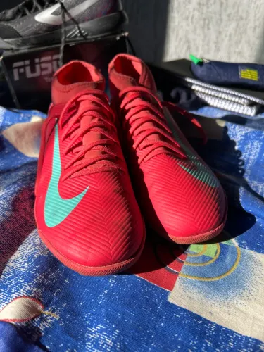 Chuteira da Nike de botinha semi nova 2 vezes usada 