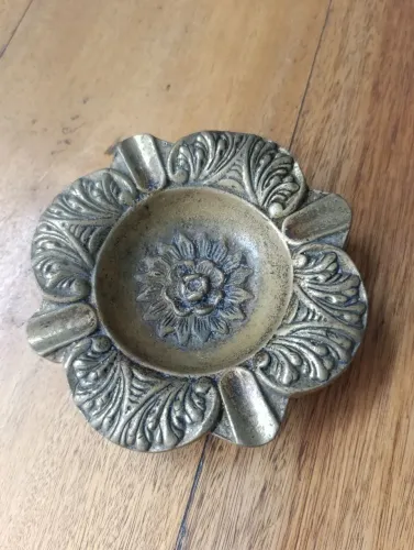 ANTIGO CINZEIRO EM BRONZE FLORAL VINTAGE ANOS 80. PESO 785 grs