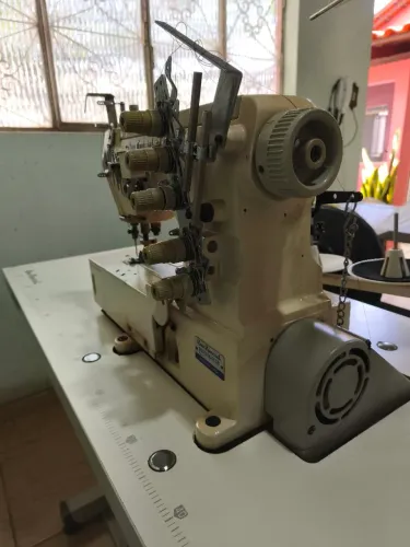 Máquina de costura overloque 5 fios