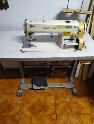 Máquina de costura reta