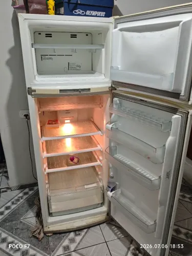 Geladeira Frost Free não faz gelo