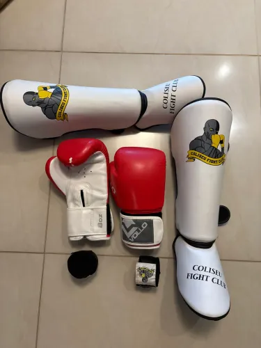 Kit luvas e caneleiras kickboxing