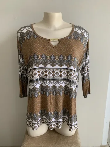 Blusa feminina,  detalhe ombro aberto e manga 3/4, tamanho G