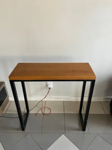 Mesa aparador (mesa bistrô), estilo industrial com tampo de madeira e base em ferro
