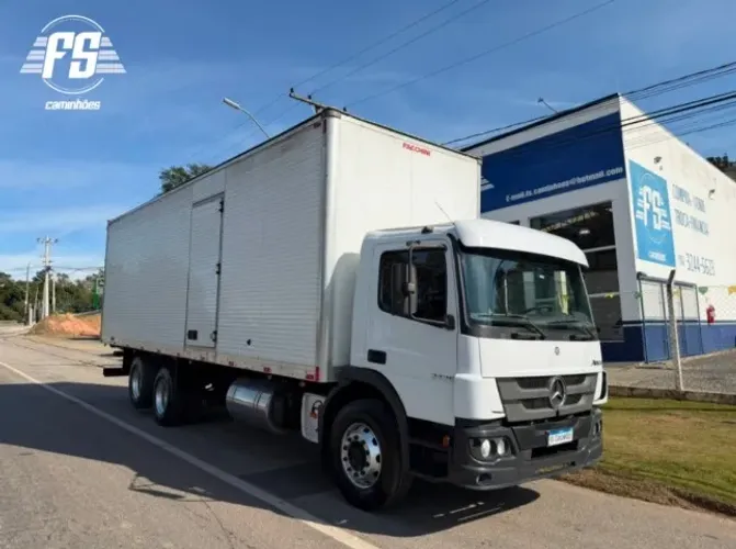 Mercedes Benz Atego 2426 6x2 baú