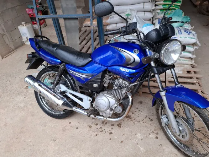Moto em bom estado de conservação,  tem manual e chave reserva,  