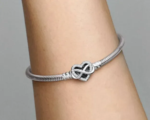 Pulseira Pandora Moments com elos em formato de cobra e fecho de coração infinito brilhant