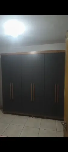 Vende-se um guarda roupas semi novo de casal desmontado, 6 portas. 