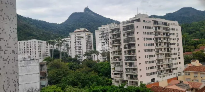 PRIVILÉGIO VENDE EXCELENTE APARTAMENTO COM 3 QUARTOS NO COSME VELHO