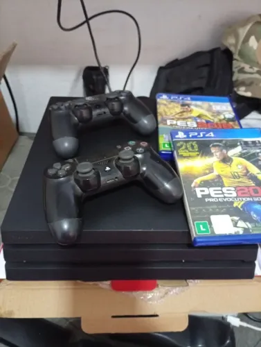 Vendo play 4 pro com dois controles sendo um original e dois jogos 