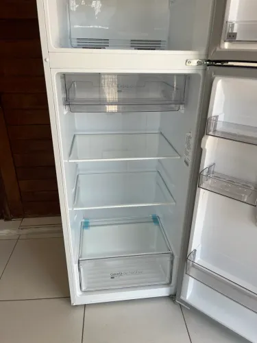 Geladeira top de linha ainda no plástico