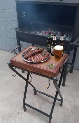 Tábua de carne com apoio de metal