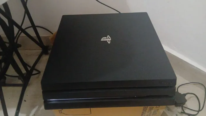 PS4 PRO 1 TB, COM E CONTROLES SENDO 1 ORIGINAL