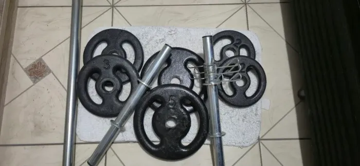 Kit 20kg anilhas ferro fundido + duas barras dumbbell 40cm + barra grande 120cm