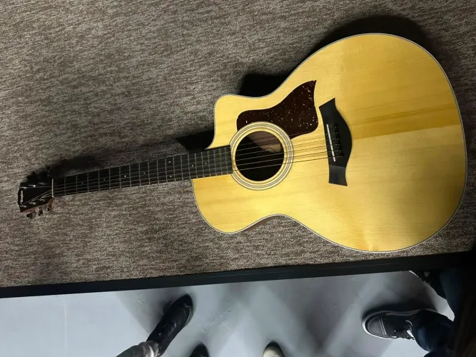 VIOLÃO TAYLOR