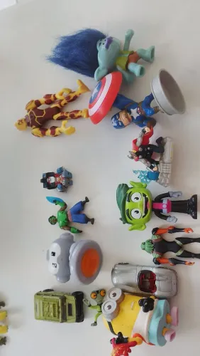Vendo figuras miniaturas, quem tiver interesse chama.