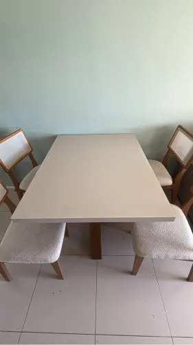 Mesa 4 lugares S/cadeiras