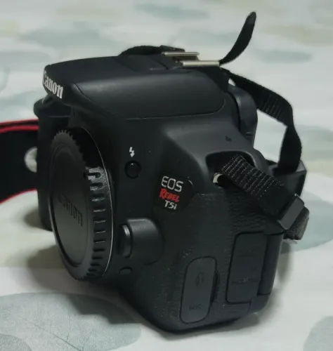 Máquina Canon T5i (só o corpo)