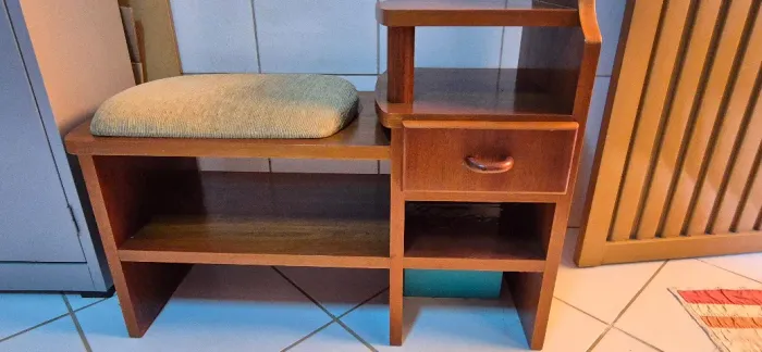 Mesa em madeira com assento estofado